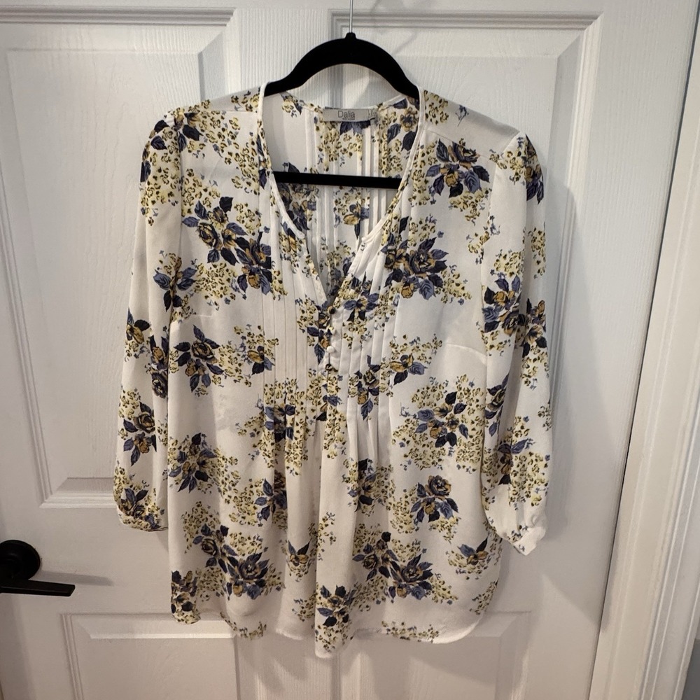 Dalia Women's Sz M Long Sleeve V Neck White Yellow Flowy Pin Tuck Top